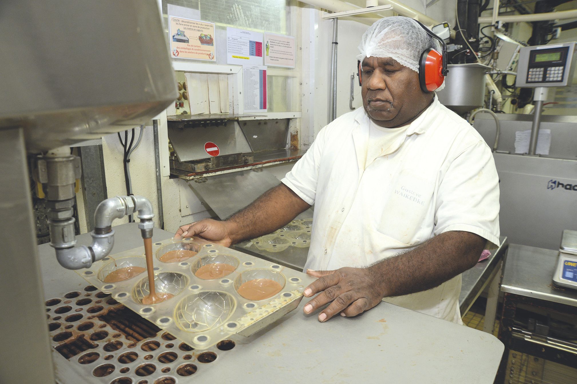 Ce n’est pas de l’eau mais bien du chocolat chauffé à une trentaine de degrés qui coule du robinet. Une fois la moitié du moule rempli, il est aimanté à la seconde moitié.