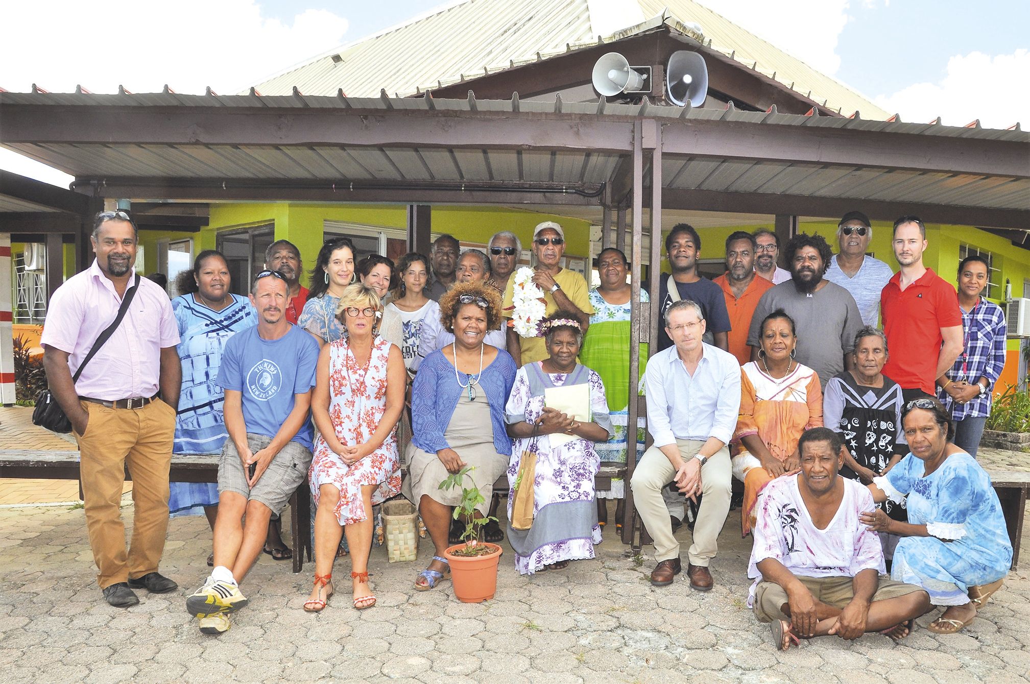 Entourée des personnels du collège et de l’internat, et de coutumiers de la grande chefferie de Tadine, Pa Lolo serre le certificat qu’elle vient de recevoir de Danièle Guaenere pour le vice-rectorat. Elle est officiellement nommée au grade de Chevalier d