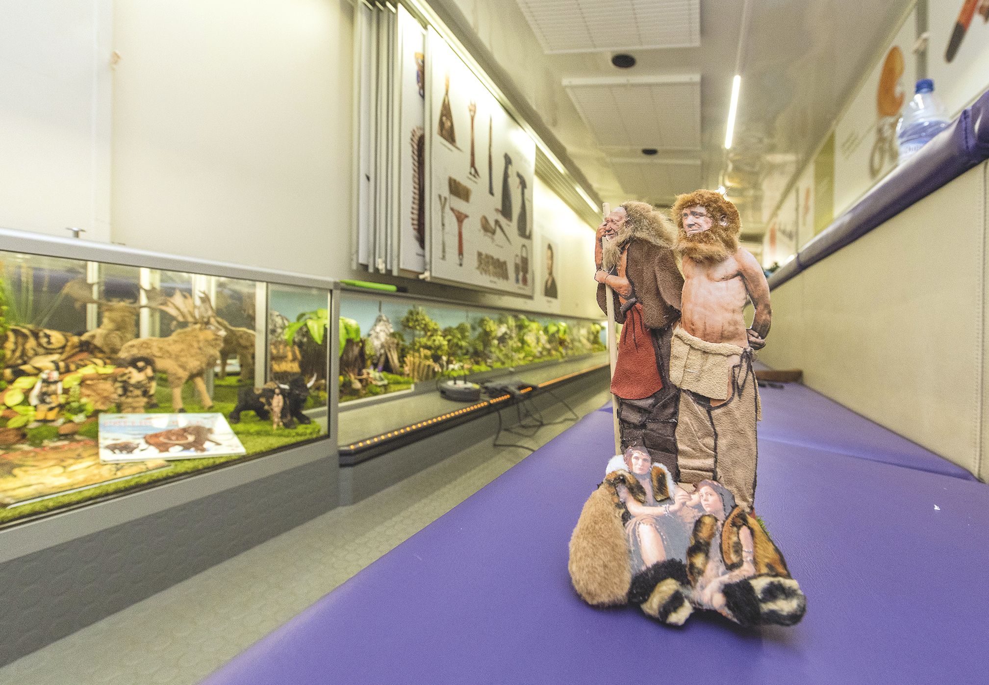 En plus des figurines représentant des animaux, des personnages habillés de peaux de bête donnent vie à l’exposition.