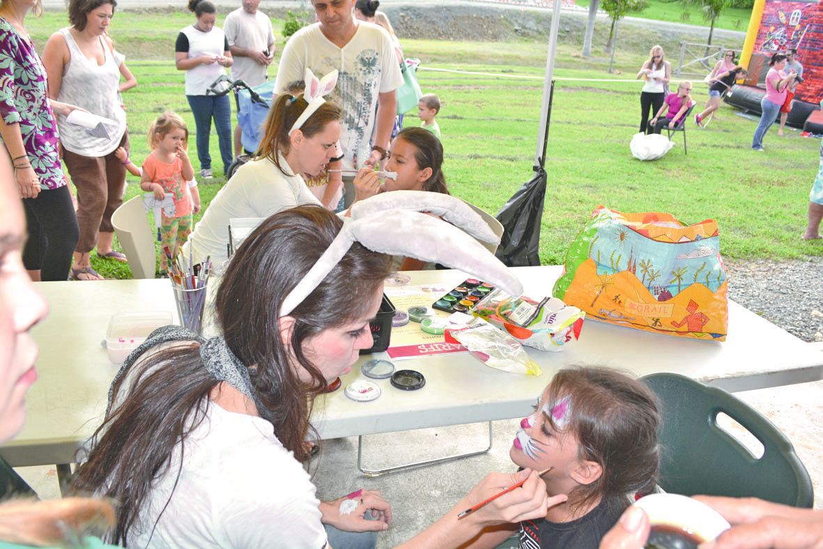 Moyennant finances, les enfants ont pu se faire maquiller par Isabelle et Aurore.