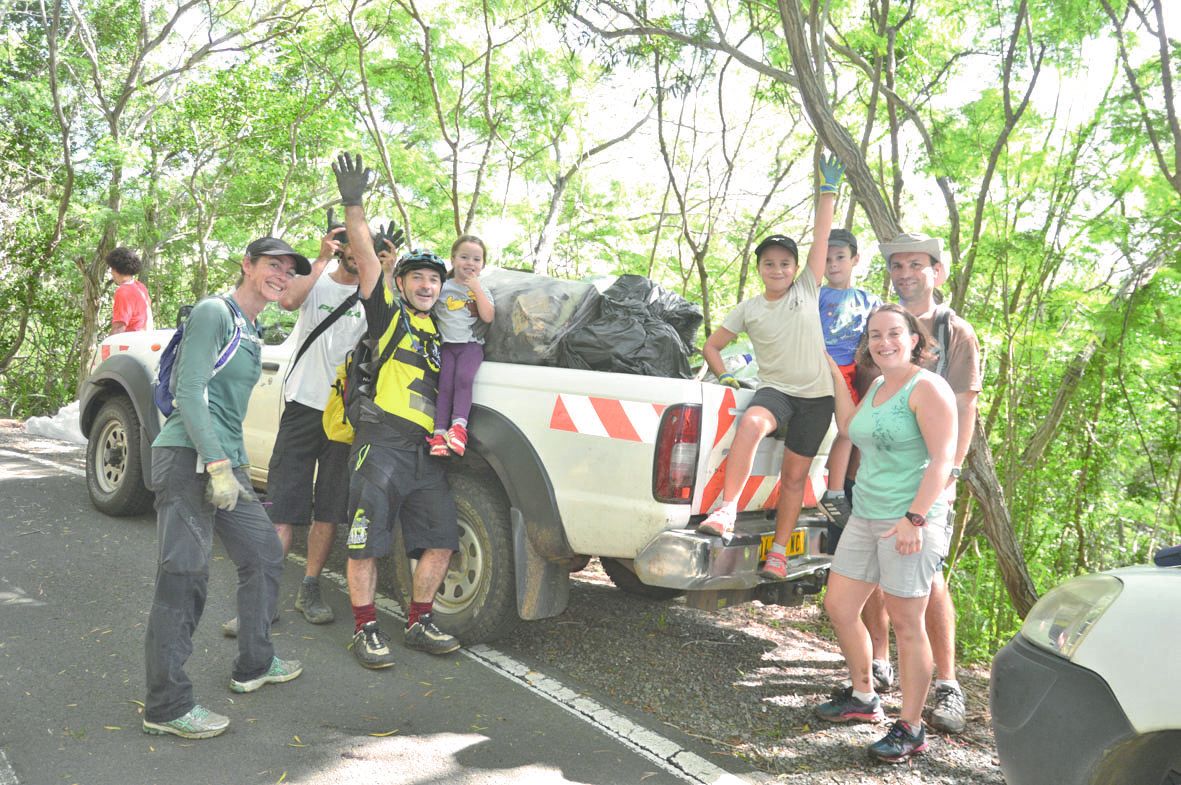 Samedi, une quarantaine de membres de Caledoclean ont ramassé des détritus aux Boucles de Tina, sur une zone à proximité de la SAV. « On a retiré près d’une tonne de déchets. En les enlevant, on limite les risques sanitaires et d’incendie », explique Thib