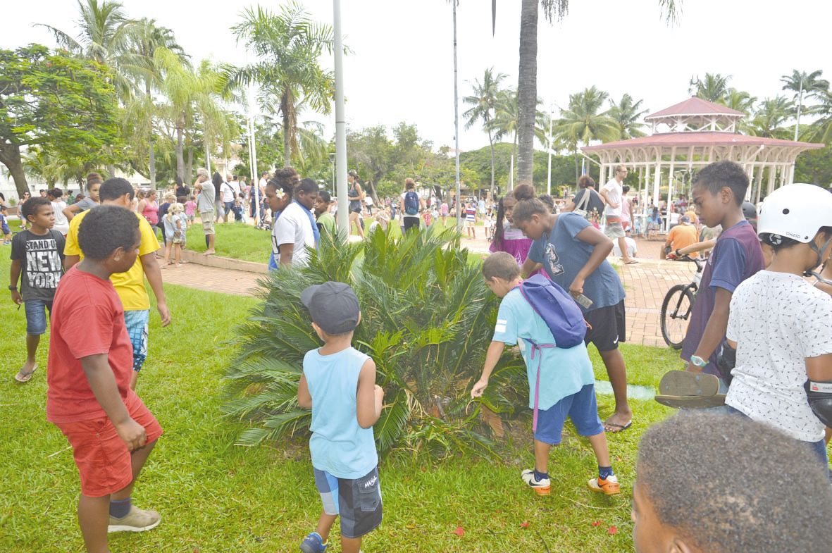 Objectif ce dimanche sur la place des Cocotiers : débusquer les tickets colorés cachés çà et là que les jeunes chasseurs ont pu échanger contre de petits œufs en chocolat. De quoi faire le bonheur des enfants.