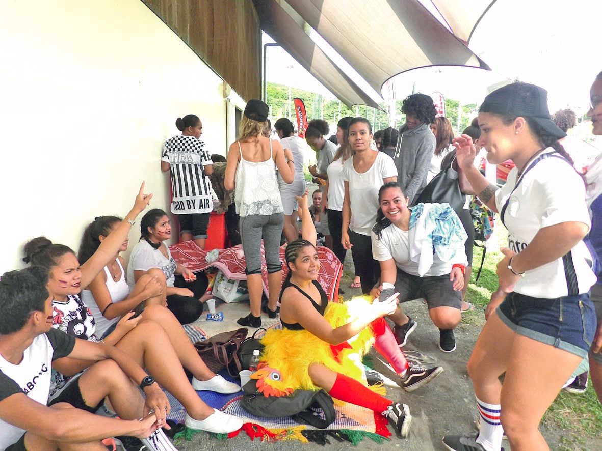 La pluie, qui s’est invitée par intermittence tout au long de la journée, n’a pas empêché le bon déroulement de l’événement. Les participants se sont mis à l’abri en attendant leur tour pour les matches.