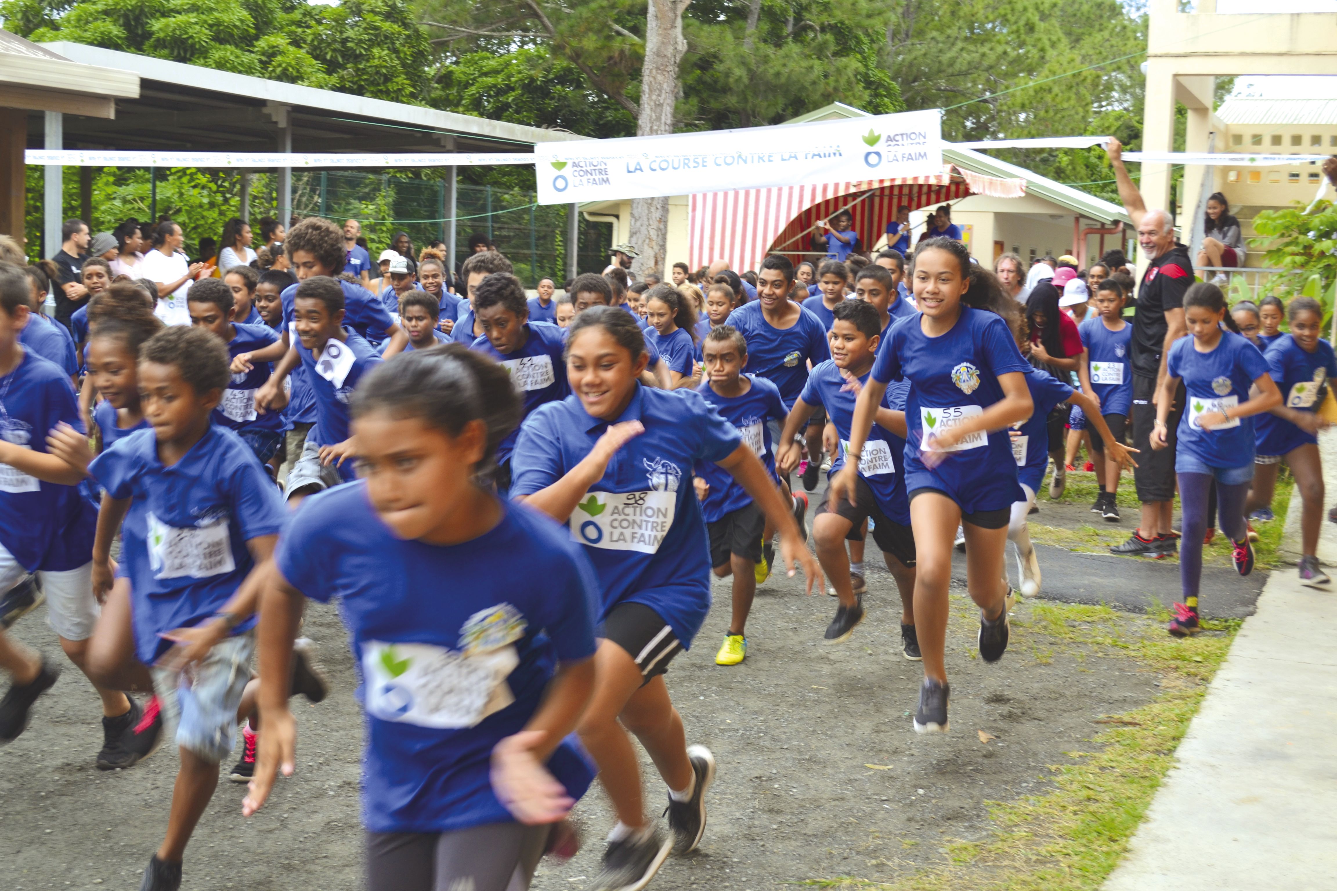 Les plus grands ont pris le départ à 10 heures. Les collégiens et les lycéens ont reçu le soutien de leurs professeurs, de Miss Calédonie et de quelques agents de la police municipale et de la gendarmerie. Grâce à cette belle énergie collective et aux 500