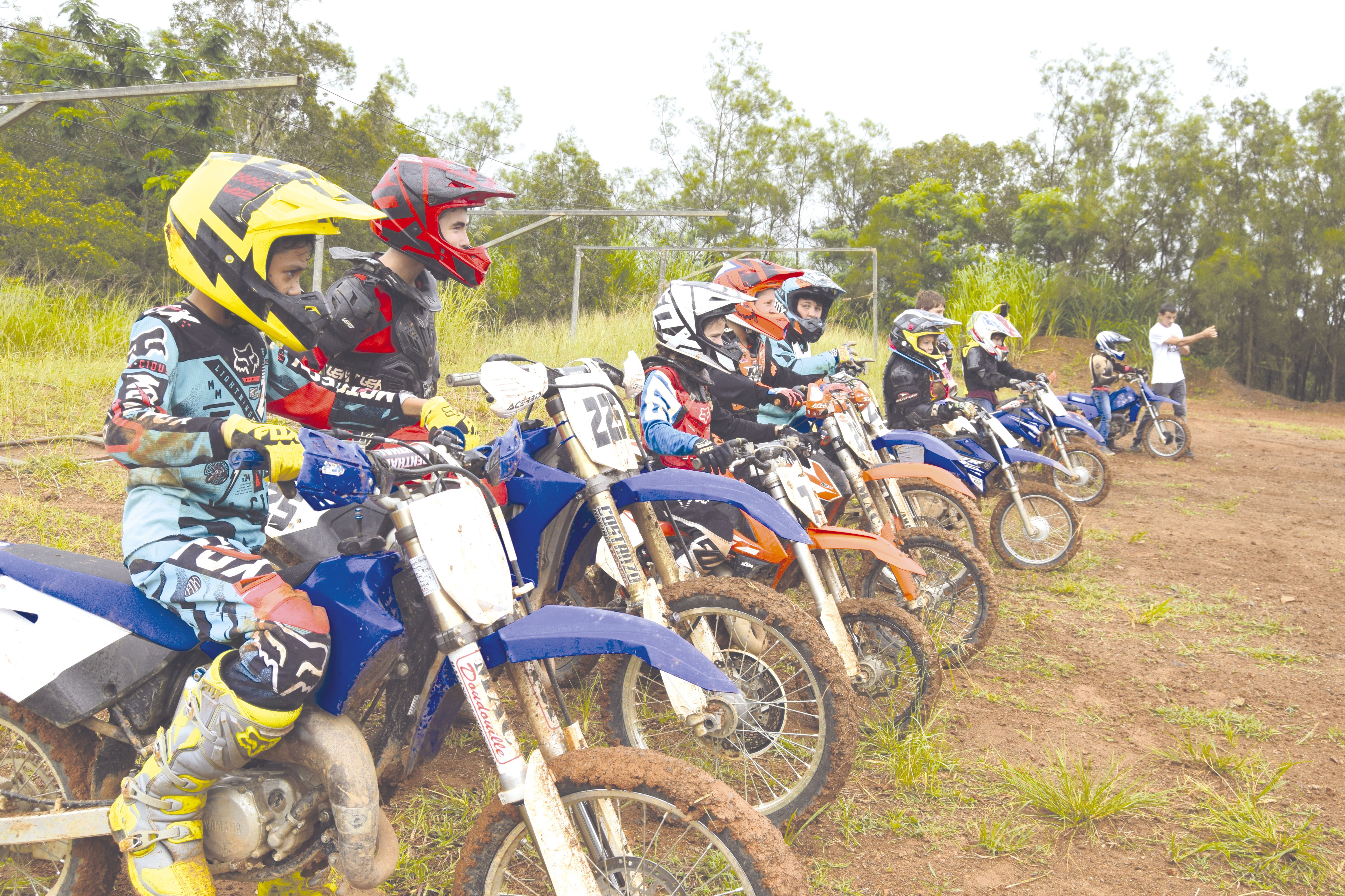 Il n’y a pas d’âge, ou de temps idéal, pour apprendre à rouler. Pendant le stage de motocross organisé par demi-journées par Wilrick Cabanilles, sur le circuit moto de Païta, les 6-10 ans, comme les 10-16 ans, apprennent, jusqu’à vendredi, les bases du pi