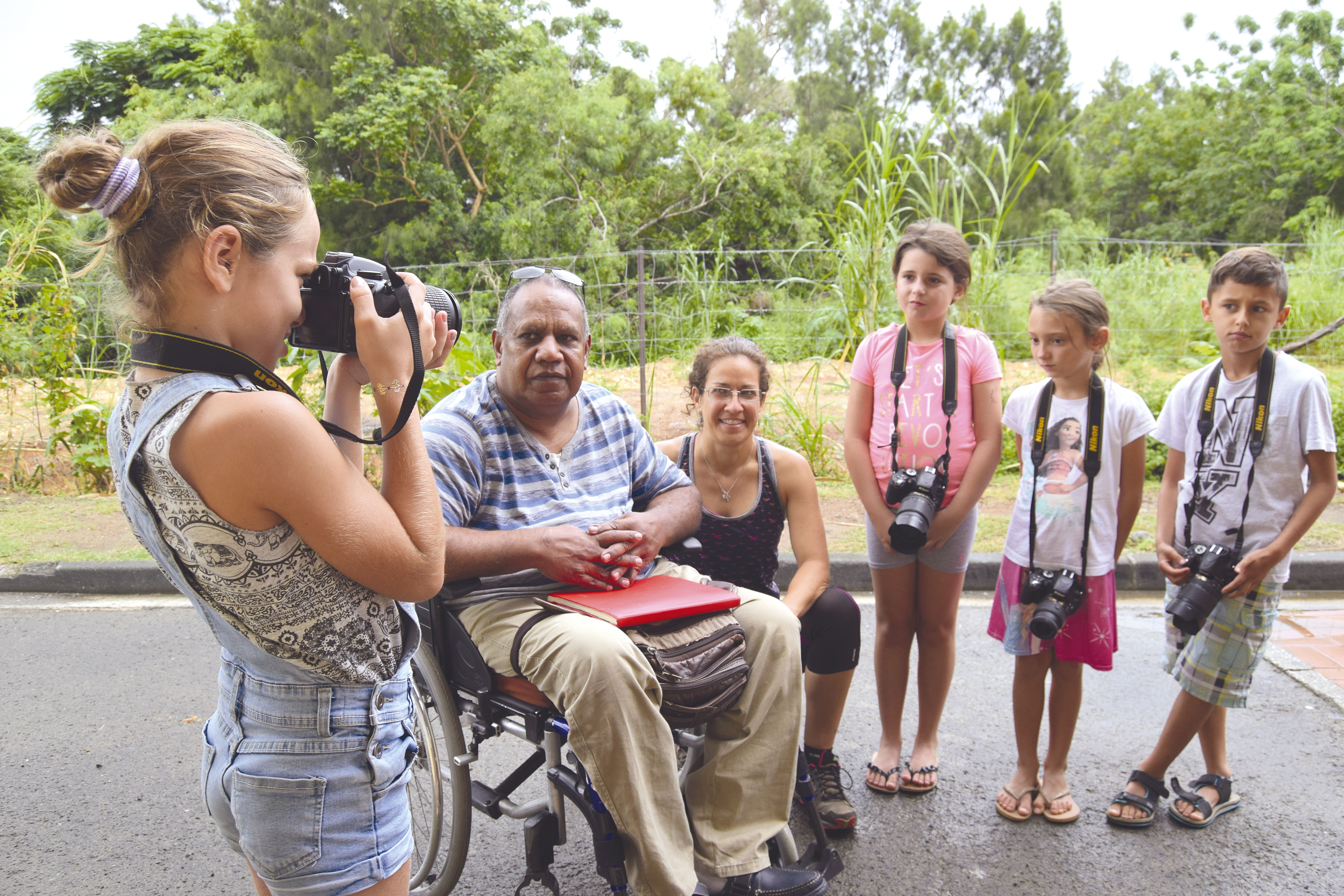 La découverte de la photo et du multimédia est au programme du stage organisé Dock socioculturel. Guidés par le photographe Jules Hmaloko et par l’intervenante Carine Barbero, les jeunes apprennent chaque après-midi, pendant 4 heures, les bases de la phot