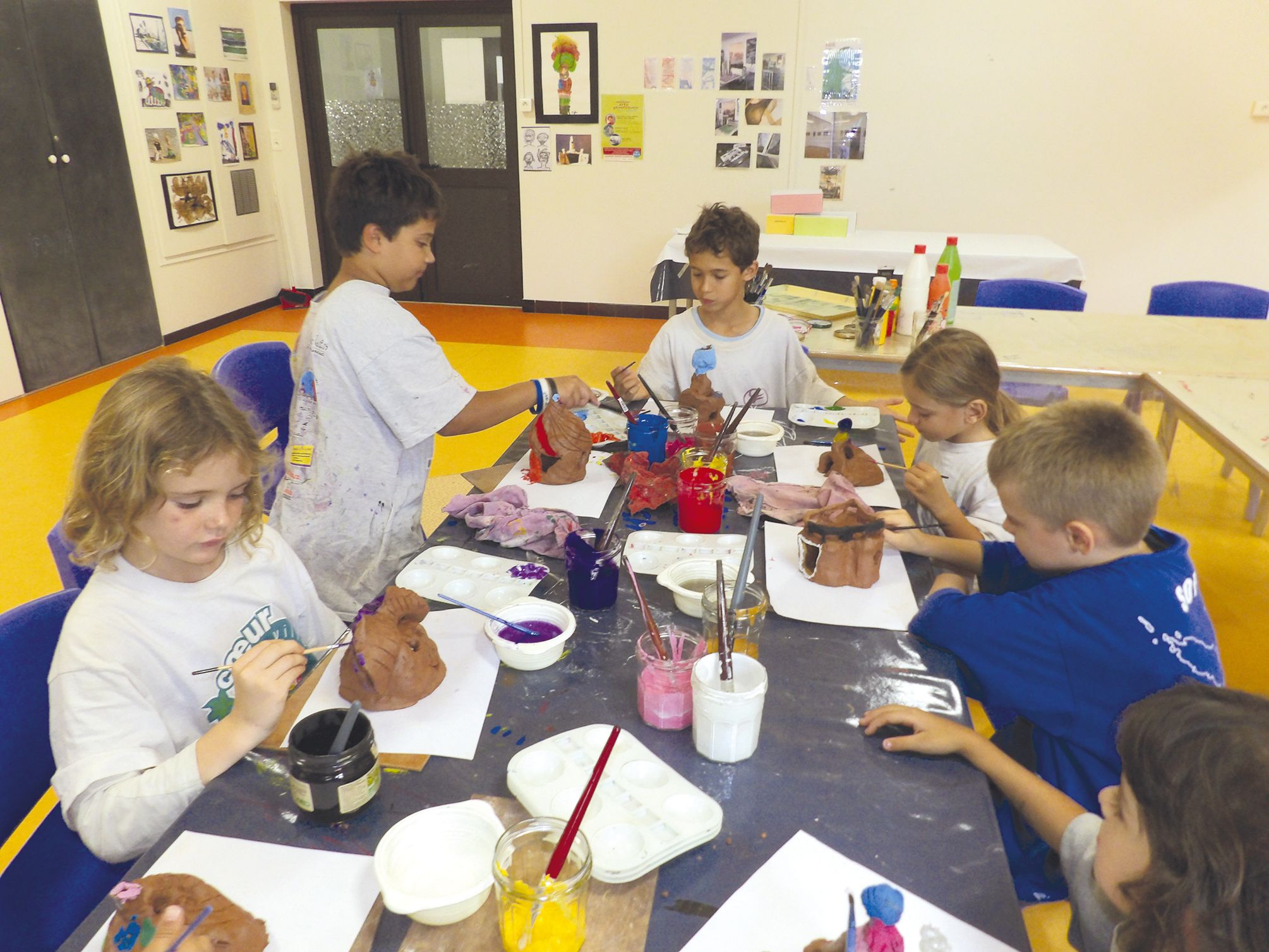 Faubourg-Blanchot. Créer une ville en argile est le thème de cette semaine pour les jeunes artistes présents aux Ateliers du Faubourg. Sous la conduite d’Isabelle Rouballay, artiste peintre plasticienne, une dizaine d’enfants, âgés de 5 à 12 ans, ont lais