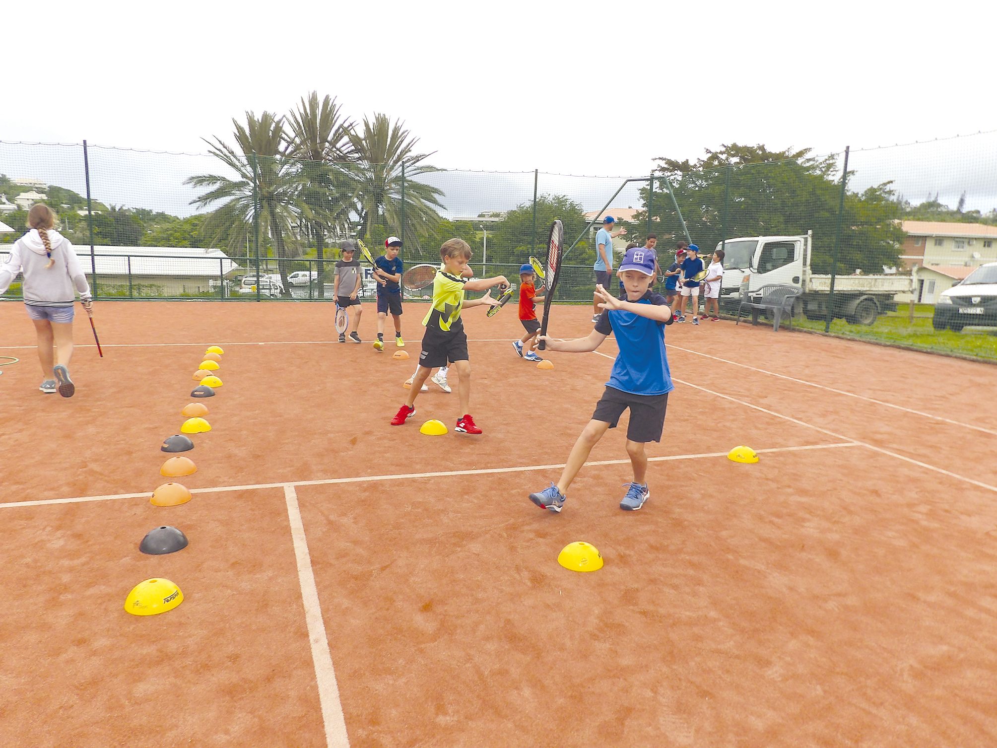 Receiving. Le Tennis club du Receiving accueille un stage d’initiation et de perfectionnement. Les débutants découvrent les joies de la raquette avec l’exercice de la balle roulée, les plus aguerris perfectionnent leurs placements sur le terrain, alternan