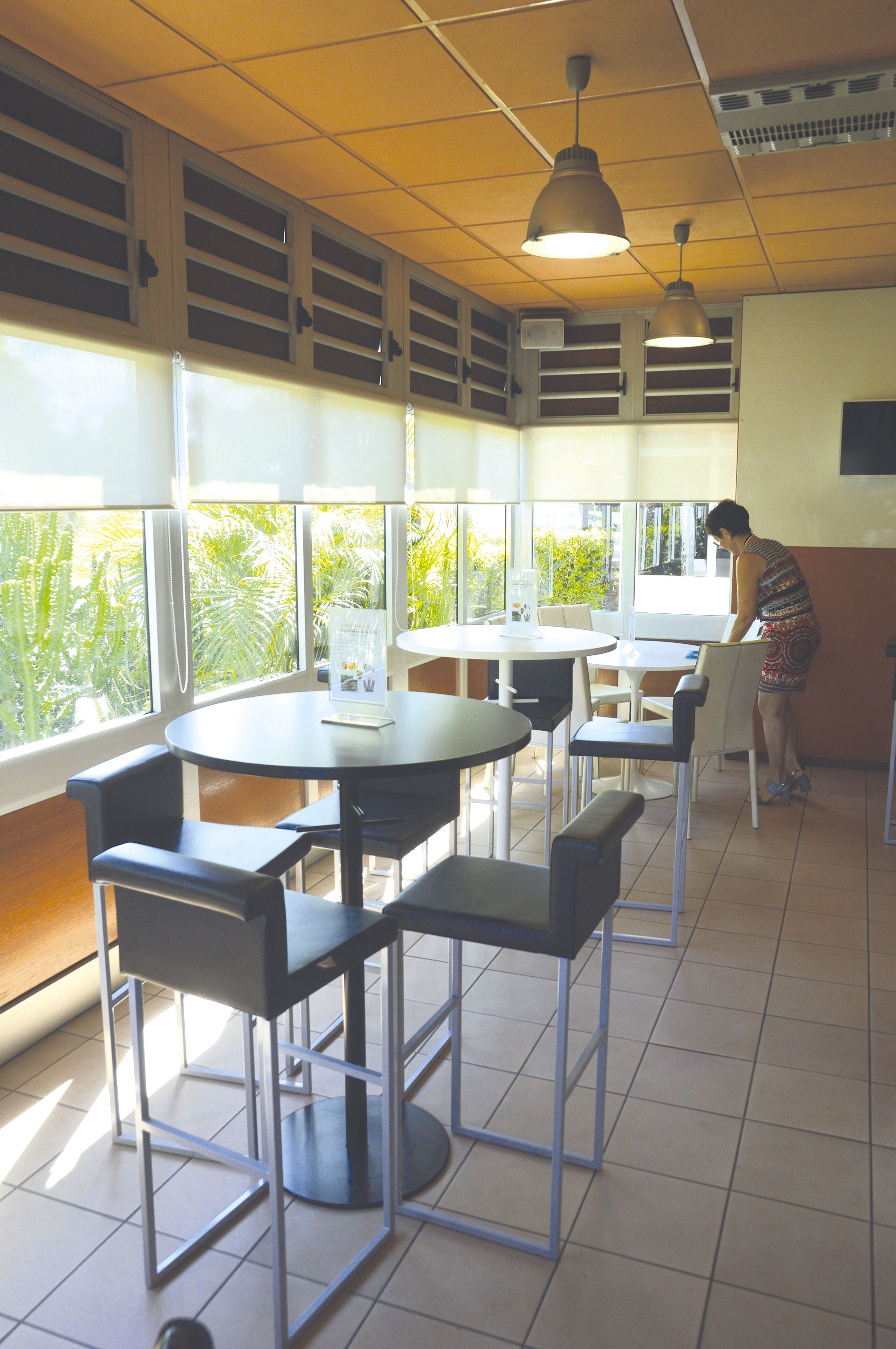 S’il est interdit de manger dans les chambres, la clientèle est invitée à se restaurer dans la salle à manger.