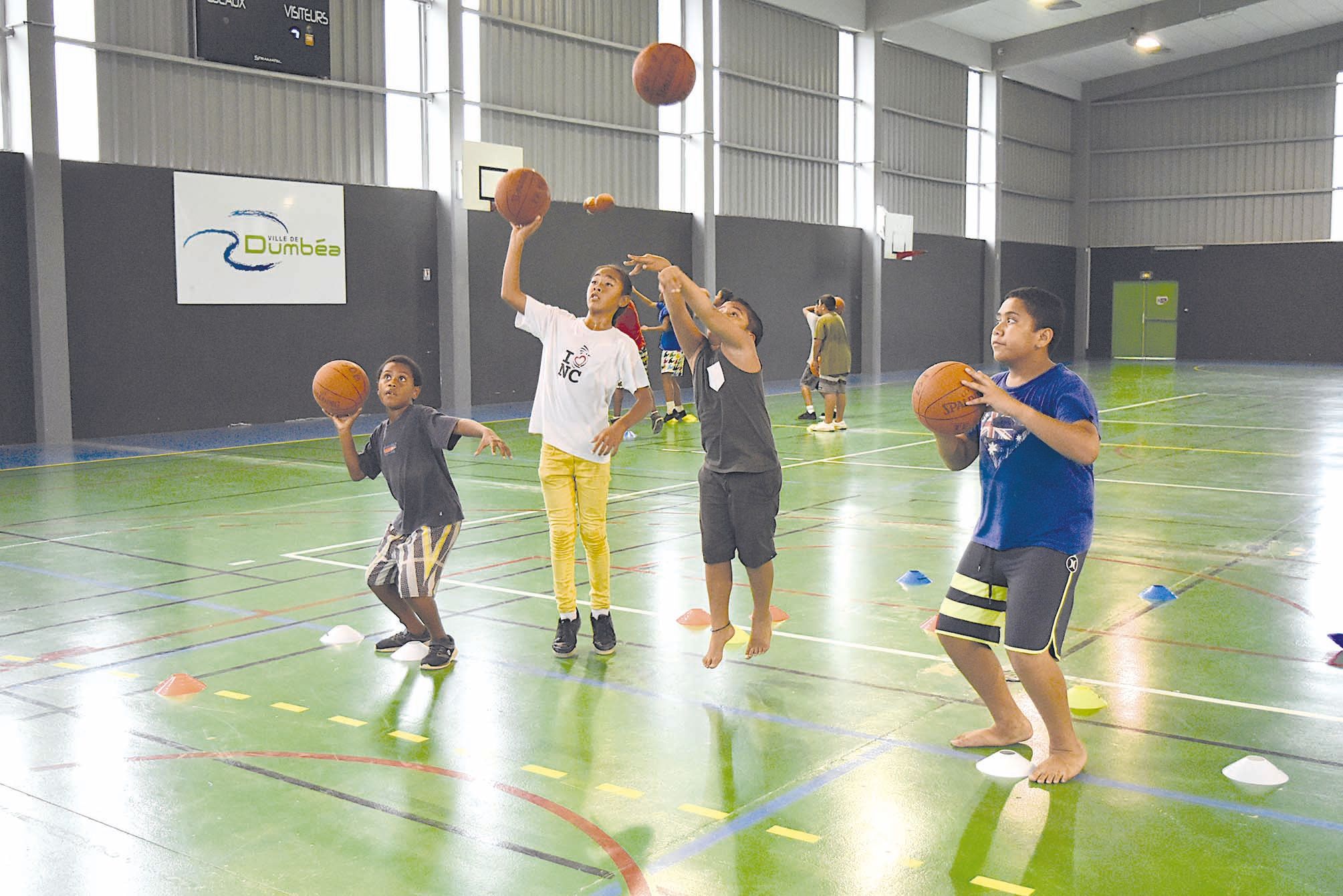 Le sport fait partie des activités favorites des vacanciers, mais quelques animations extérieures ont dû être modifiées à cause du temps. Heureusement, la salle omnisports de Katiramona peut les accueillir lorsque la pluie s’invite.