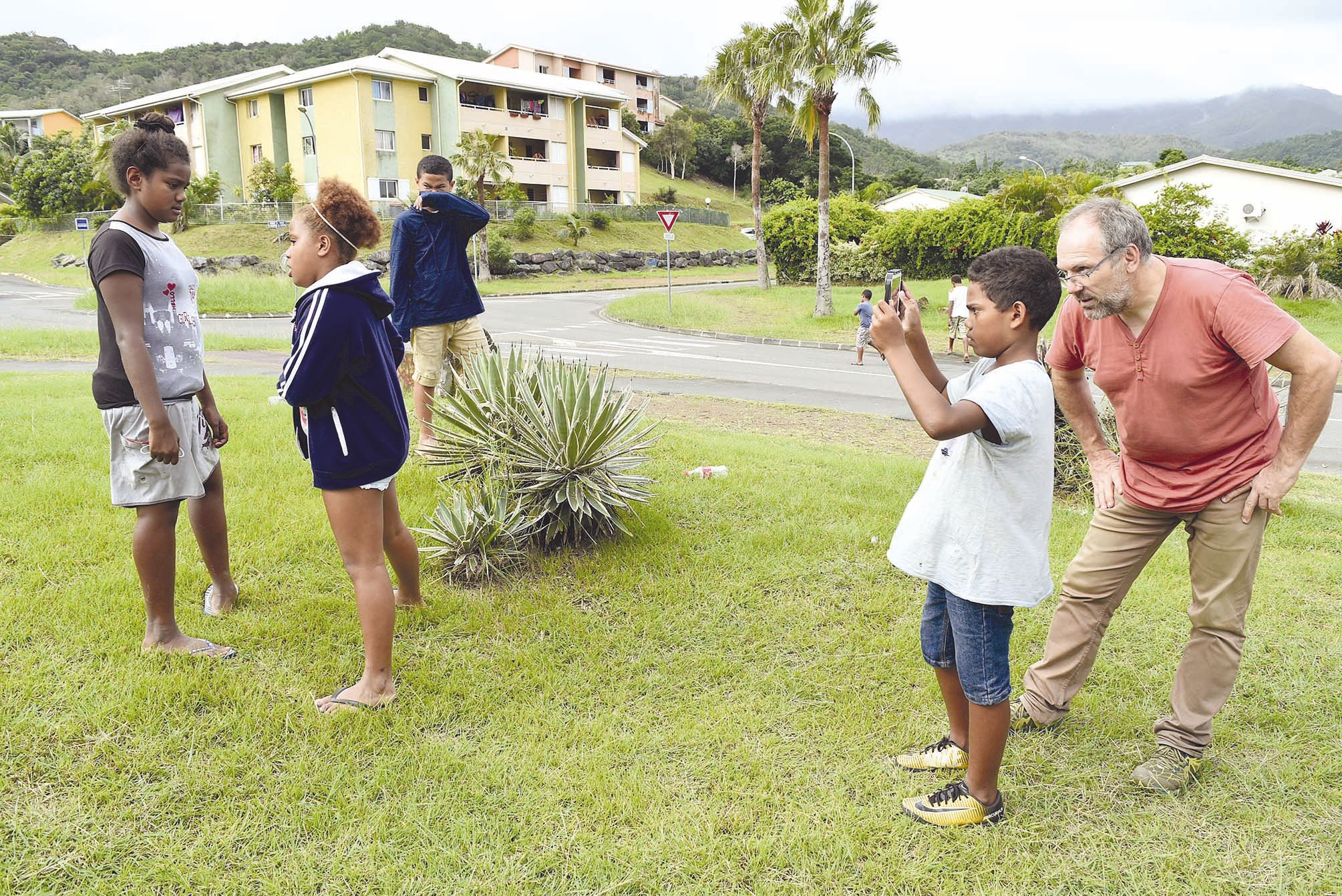 Le réalisateur Olivier Martin encadre un groupe de jeunes de 10 à 14 ans lors de l’atelier d’initiation à la réalisation d’un court-métrage, qui se déroule tous les après-midi à la maison de quartier de Jacarandas. Les enfants ont choisi des scénarios de 