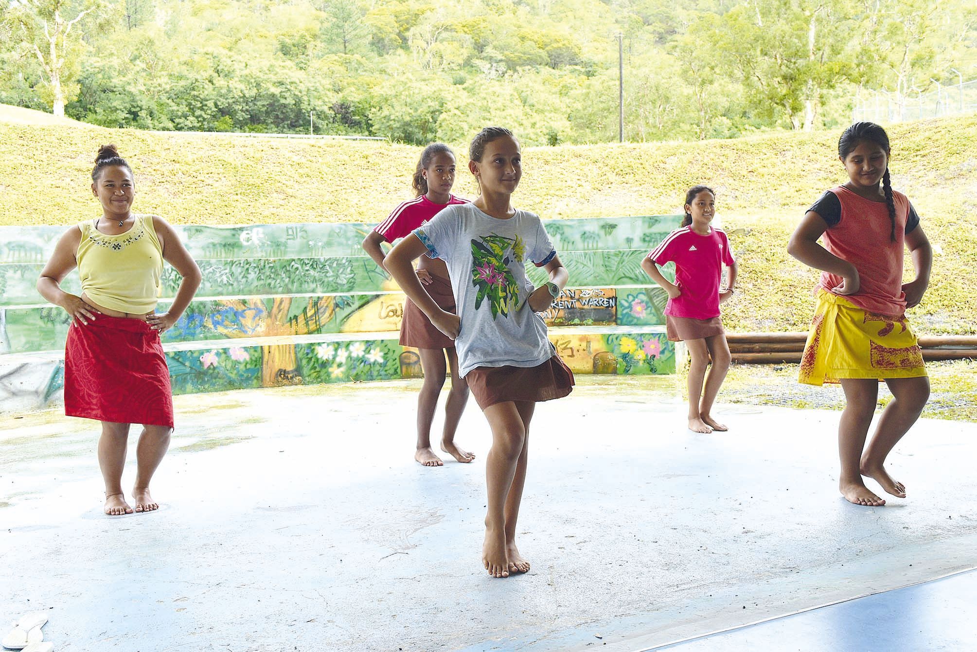 A la maison de quartier de Katiramona, un groupe de jeunes filles répète une chorégraphie de danse tahitienne, sur une chanson interprétée par Maruia lors de la fête de la ville en 2010. Différents types de danses traditionnelles étaient à l’honneur dans 