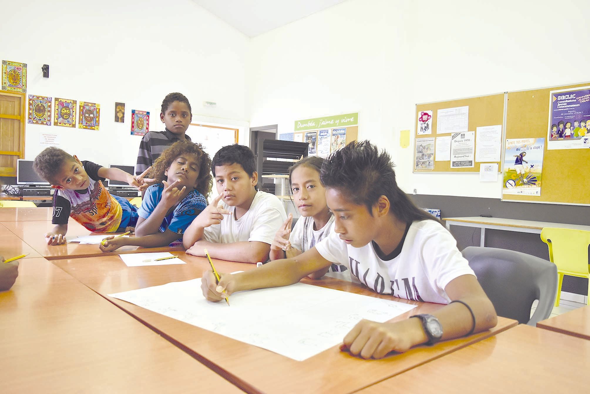 Un atelier artistique et créatif autour du thème de la BD et des mangas était proposé dans l’ensemble des maisons de quartier. À Val Suzon, garçons et filles s’affrontent autour d’un jeu où les participants esquissent de drôles de dessins en mélangeant de