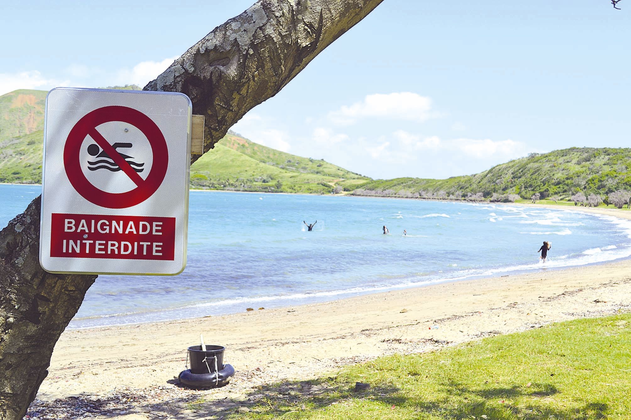 À l’exception d’une famille qui a bravé l’interdiction  de baignade, hier matin, la plage était quasi déserte.