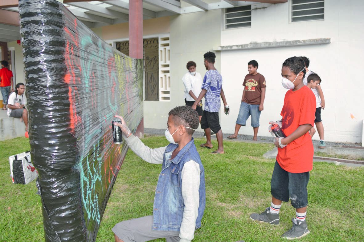 Le graff a connu un franc succès. Encadrés par Reza, dix jeunes ont participé à cet atelier, bombe en main et masque de protection sur le nez.