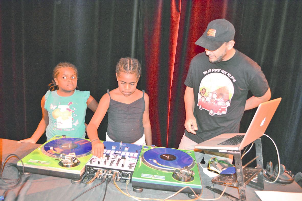 Sur la scène du Colisée, cinq jeunes ont choisi de s’initier au deejayin avec DJ Fool.  Cette activité a surtout séduit les filles, plus nombreuses à venir s’essayer aux platines que la gent masculine.