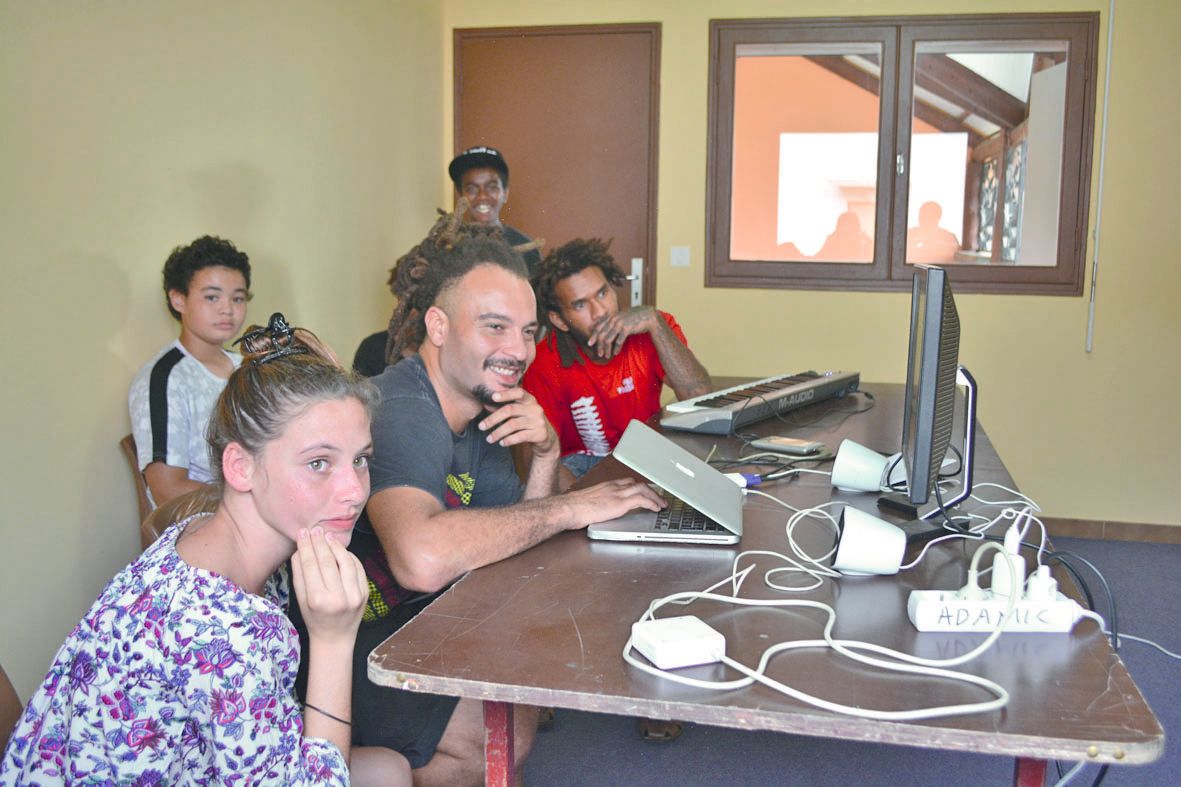 Dans la salle insonorisée de l’annexe du Colisée, l’atelier MAO (Musique assistée par  ordinateur) piloté par Rasta Vins, a fait un tabac auprès des jeunes. « C’est génial et super cool ! », s’enthousiasme Samira (au premier plan sur notre photo).