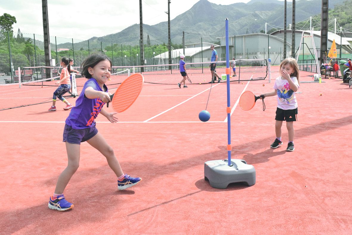 La ville proposait des animations sportives le matin, et culturelles l’après-midi. Dans le choix des activités sportives, du tennis, au Tennis club du Mont-Dore. Ici, Eline et Ana découvrent cette discipline, encadrées par le moniteur du club, Kévin Chata