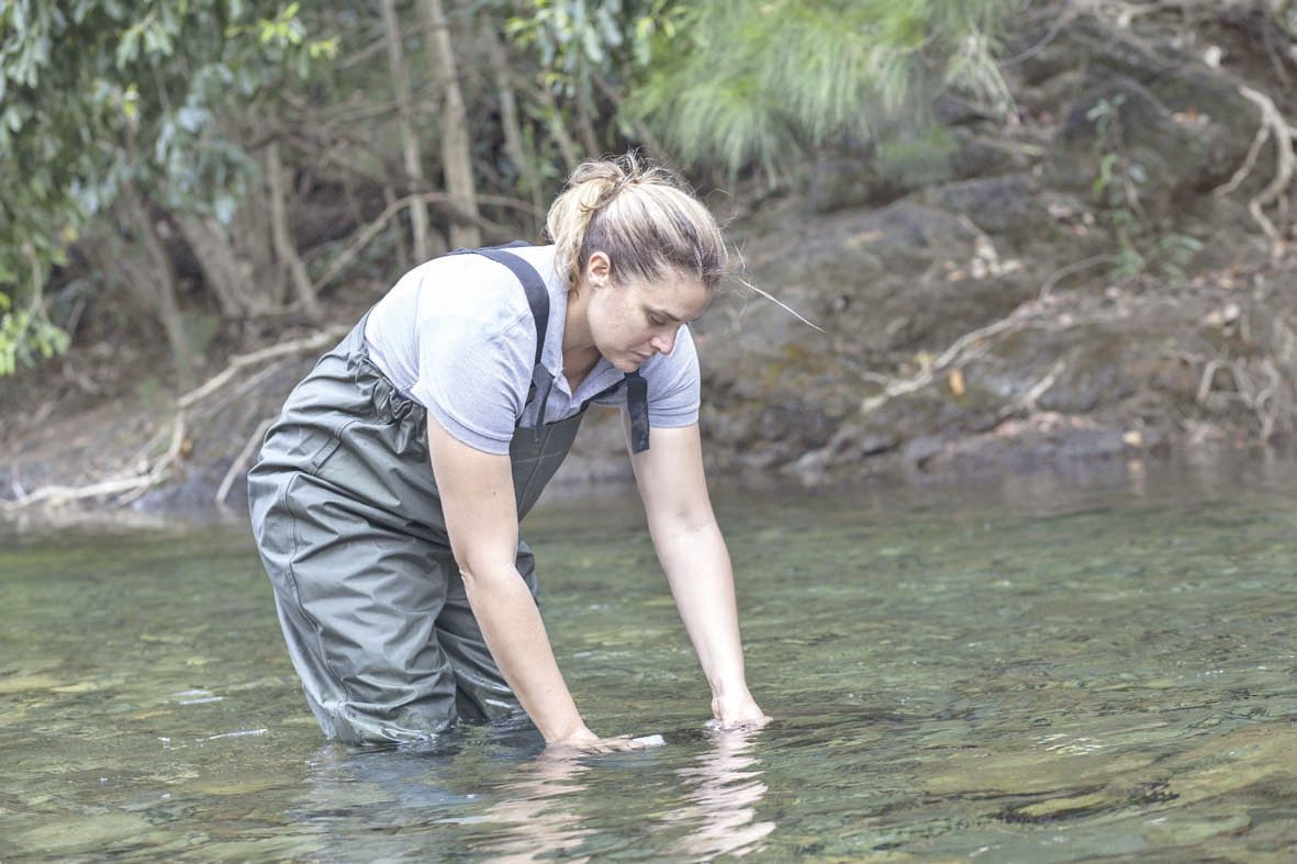 Un agent du service de l’eau lors d’un contrôle de qualité. Le service est aussi une « police de l’eau », qui veille au respect des règles.