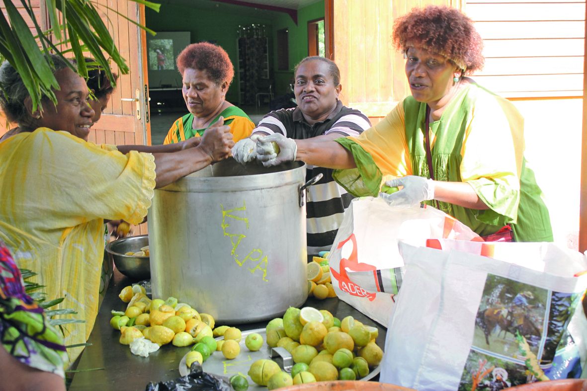 Les mamans et les jeunes filles des tribus du district de Ny, revêtues pour la plupart, de leurs robes jaune et verte étaient aux fourneaux, à l’animation des jeux, à la fabrication de jus de fruits naturels. Elles ont œuvré, dans l’ombre et sans relâche 