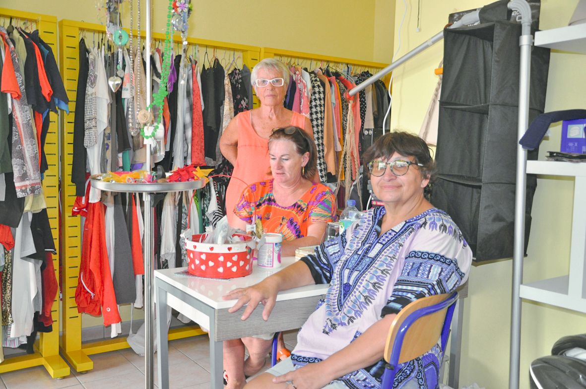 Marie-Josée Constant, membre du bureau, Caroll Martin, secrétaire et coordinatrice, et Catherine Aupetit, bénévole, sont les plus impliquées dans la boutique.