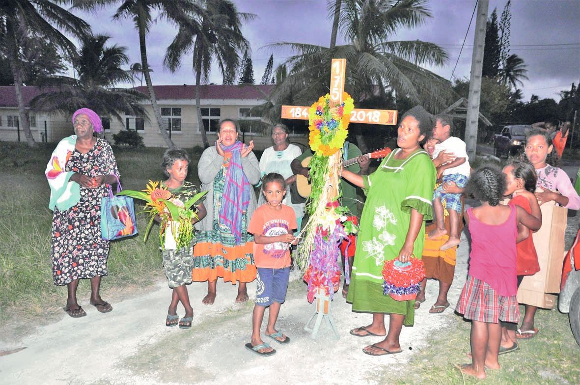 Mardi, la communauté catholique de Cuaden-Pénélo est arrivée à Patho à la nuit tombée. Après Maré (jusqu’au 26 avril), la croix cheminera vers Lifou (du 29 avril au 17 mai) puis Ouvéa (du 20 mai au 7 juin) avant de rejoindre la Grande Terre.