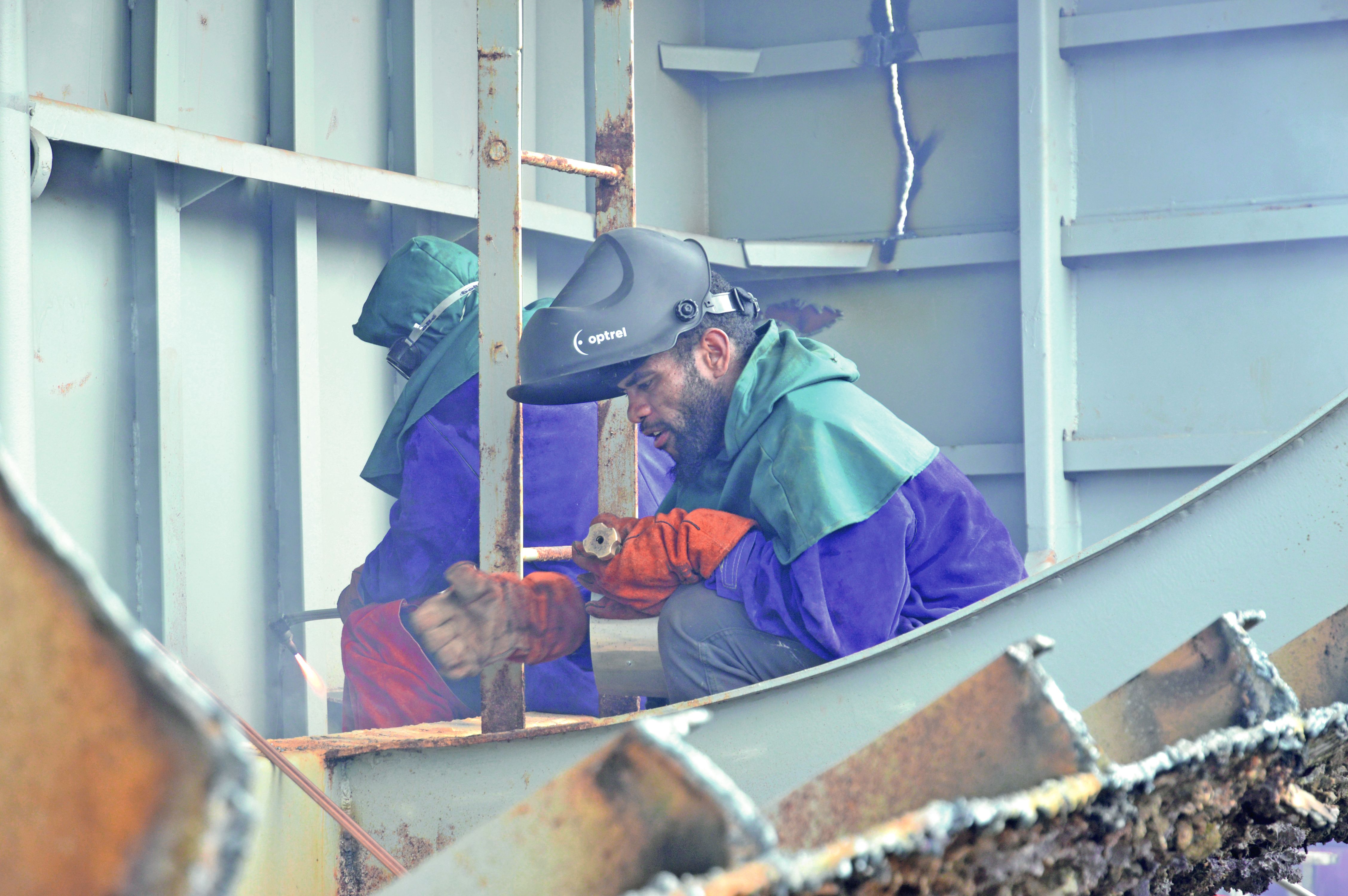 Une fois découpée en morceaux, la barge rejoindra  le site d’EMC afin d’être recyclée.