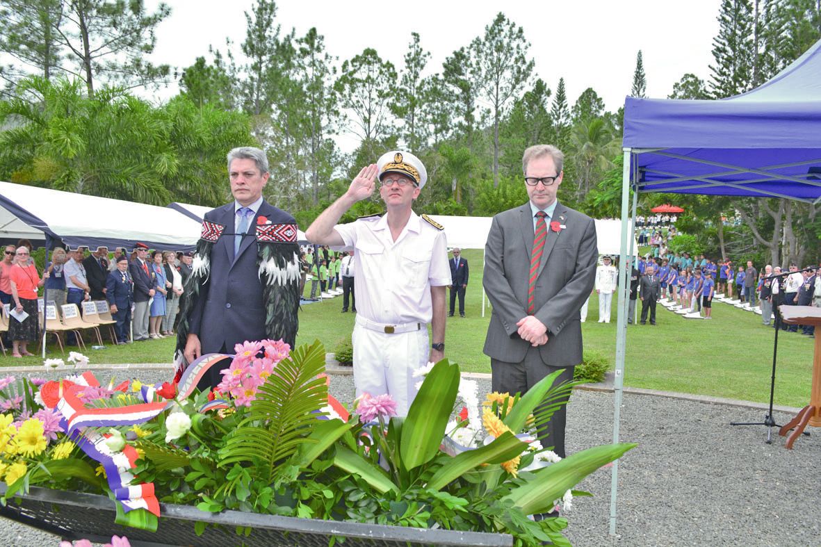 Bruce Shepherd (1er à gauche), consul de Nouvelle-Zélande, au côté de Denis Bruel,  commissaire délégué de la République, et de Paul Wilson, consul d’Australie a assisté à son tout premier Anzac sur le territoire. Il a été enchanté par cette commémoration