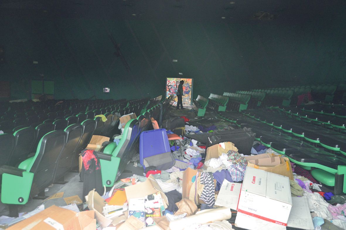 Vêtements, cartons, fiches administratives pêle-mêle. La salle de spectacle n’a pas été épargnée. « Des gens y ont peut-être dormi », estime Thibaut Bizien.