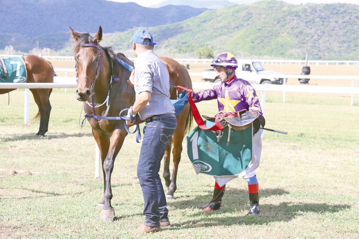 Vainqueur du prix SHCB avec Temana de Tamoa, du Prix Lupin sur Émilie Jolie et du Prix Dunstan avec l\'australien Skirting (photo), Régis Hacque a été nommé jockey du jour.