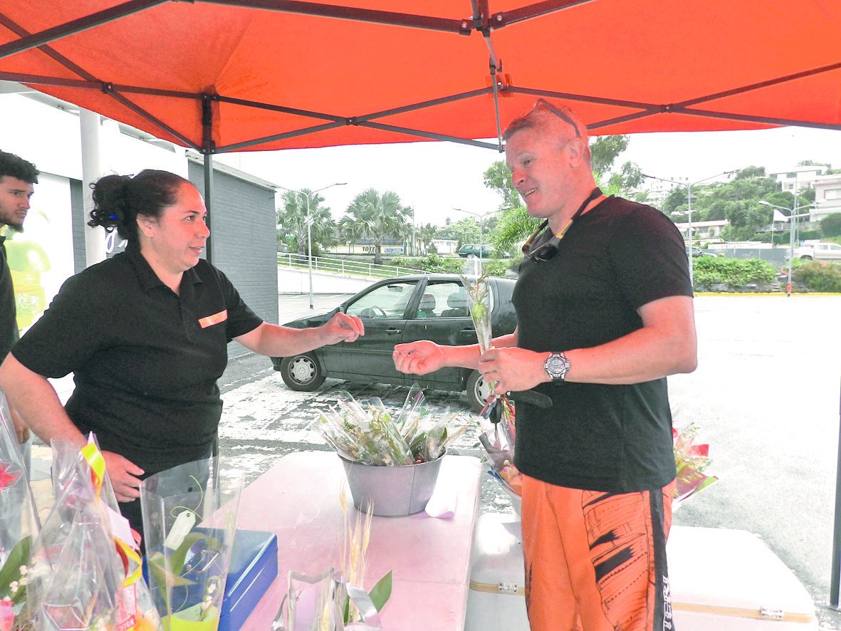 Magenta. La pluie et le vent n’ont pas empêché les acheteurs de profiter du stand installé sur le parking du Leader Price, dès 7 h 30. Sur l’étal, des brins de muguet à 980 francs l’unité, arrivés tout droit de Nantes, mais aussi des compositions florales