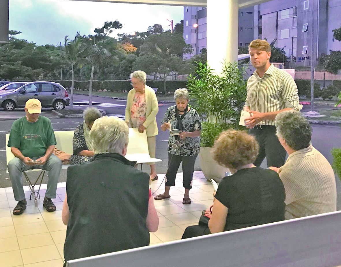 Pierre-Georges Marcelin est parti à la rencontre des Nouméens, comme ici, à Ouémo. Photo D.R.