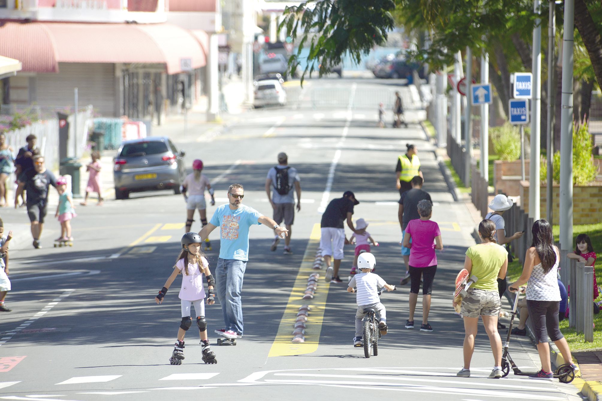 Hier, la place des Cocotiers est passée en modes doux. Comme chaque premier dimanche du mois, piétons  et cyclistes ont investi les rues aux abords de la place.Photo Thierry Perron