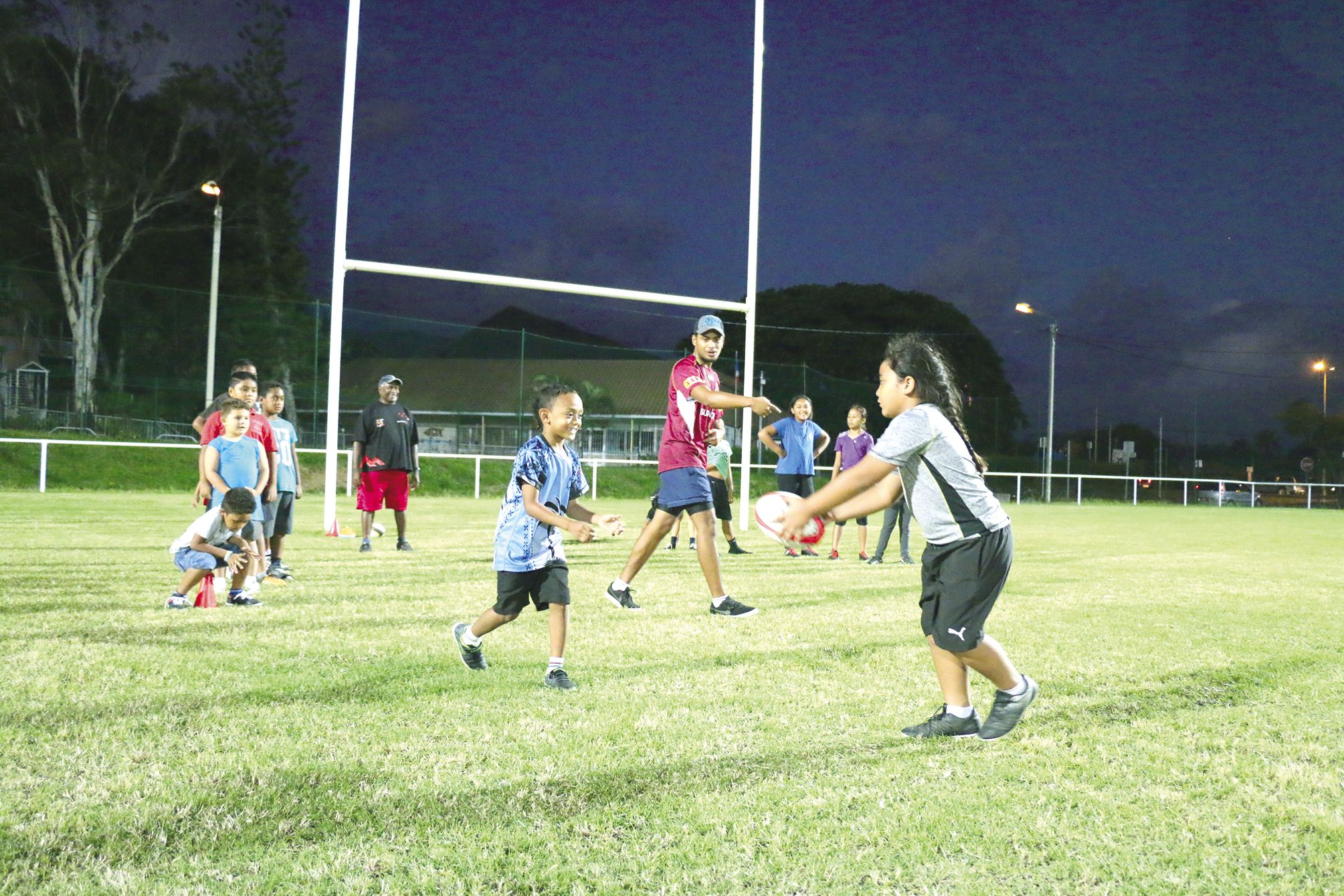 La surface est très utilisée par le Rugby Club du Mont-Dore. Vendredi soir, c’était au tour des jeunes de l’Ecole de rugby de s’entraîner.