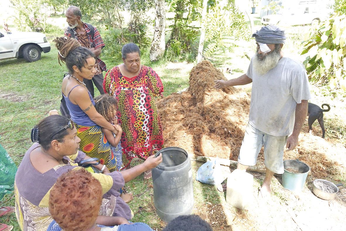 Parmi les activités proposées, une projection débat pour mieux comprendre la permaculture et la méthode traditionnelle chère aux Si Nengone ou encore, comme ici, un atelier de démonstration sur le compost et le purin par John Palène (à droite sur la photo