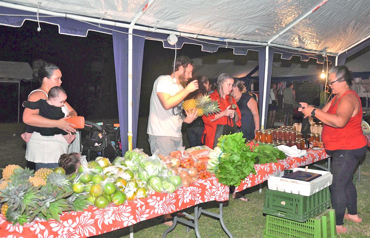 Parmi les vingt-deux exposants de Koumac proposant brocante, produits de transformation alimentaire, bijoux fantaisie, restauration, etc., le public a eu l’embarras du choix au stand de Claudette, qui a proposé des légumes et des fruits de saison.