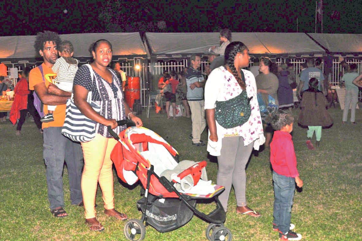 Le public est venu  le plus souvent en famille, ce jeudi soir, dans les jardins de la mairie où régnait une ambiance champêtre et bon enfant.