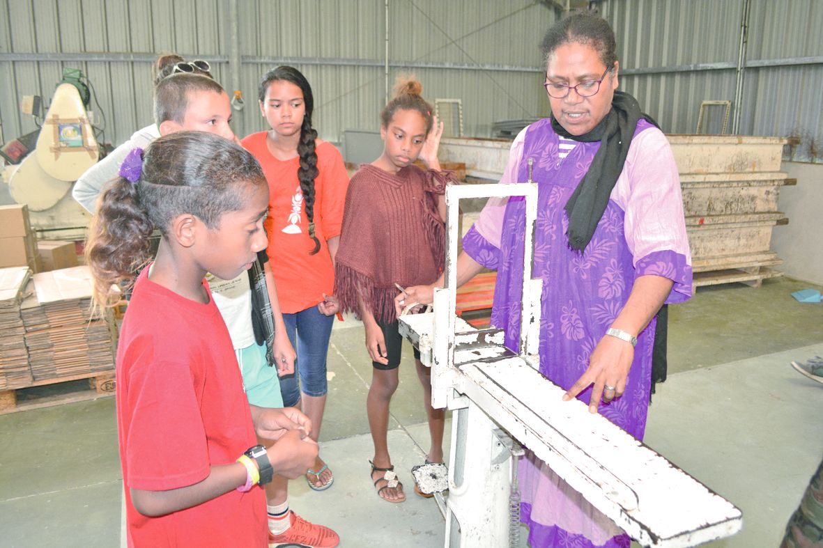 Au wharf de Hwadrilla, guidés par les employés, les jeunes ont pu visiter l’usine qui produit de l’huile de coprah mais aussi celle qui fabrique du savon à partir de cette huile. « C’est super ! Tout est fait à la main et le savon sent très bon », s’est r