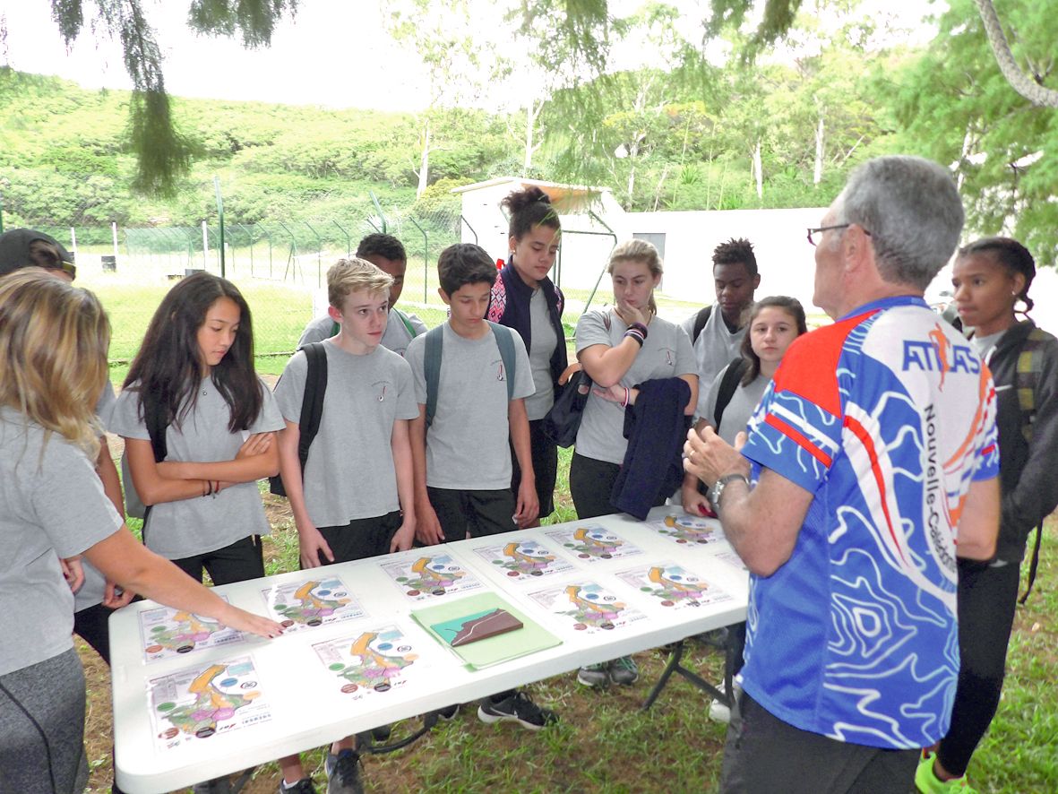 Le collège de Magenta et sa classe défense étaient fidèles au rendez-vous. Chaque groupe a passé 20 minutes sur les trois ateliers animés par le club Atlas, avant de participer à une course d’orientation qui s’est conclue par une remise de diplômes.