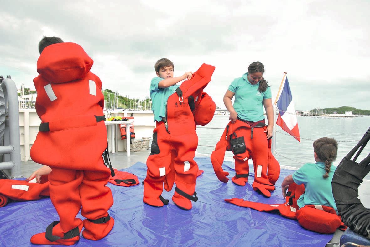 Les jeunes visiteurs ont notamment pu enfiler des combinaisons de survie et découvrir les différentes activités menées à bord.