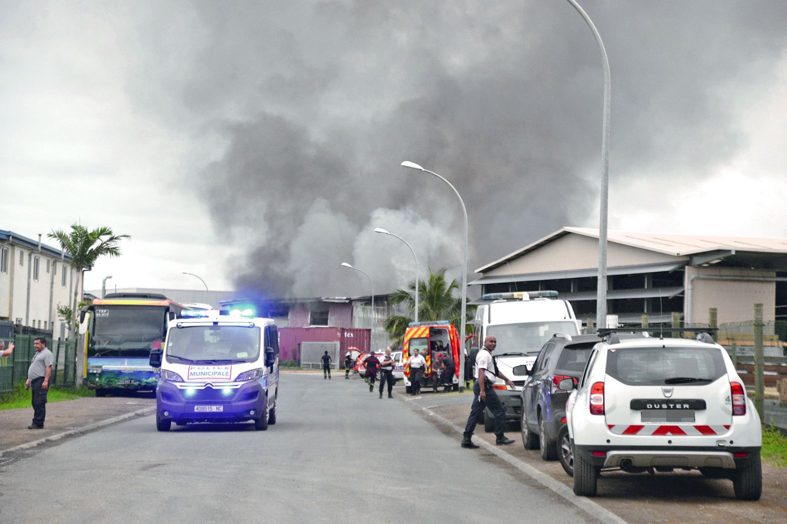 Un cordon de sécurité a rapidement été mis en place afin de permettre aux pompiers de se concentrer sur le feu.  Photo Th.P.