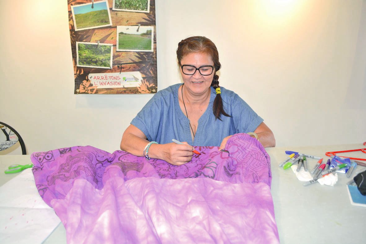 Marie Aimée Do, styliste de « Mérita Légend », est venue tout spécialement de Nouméa pour présenter ses créations originales. Pendant que les mannequins se préparaient pour le défilé, elle en  a profité pour terminer les dessins d’une robe. « Tout est fai