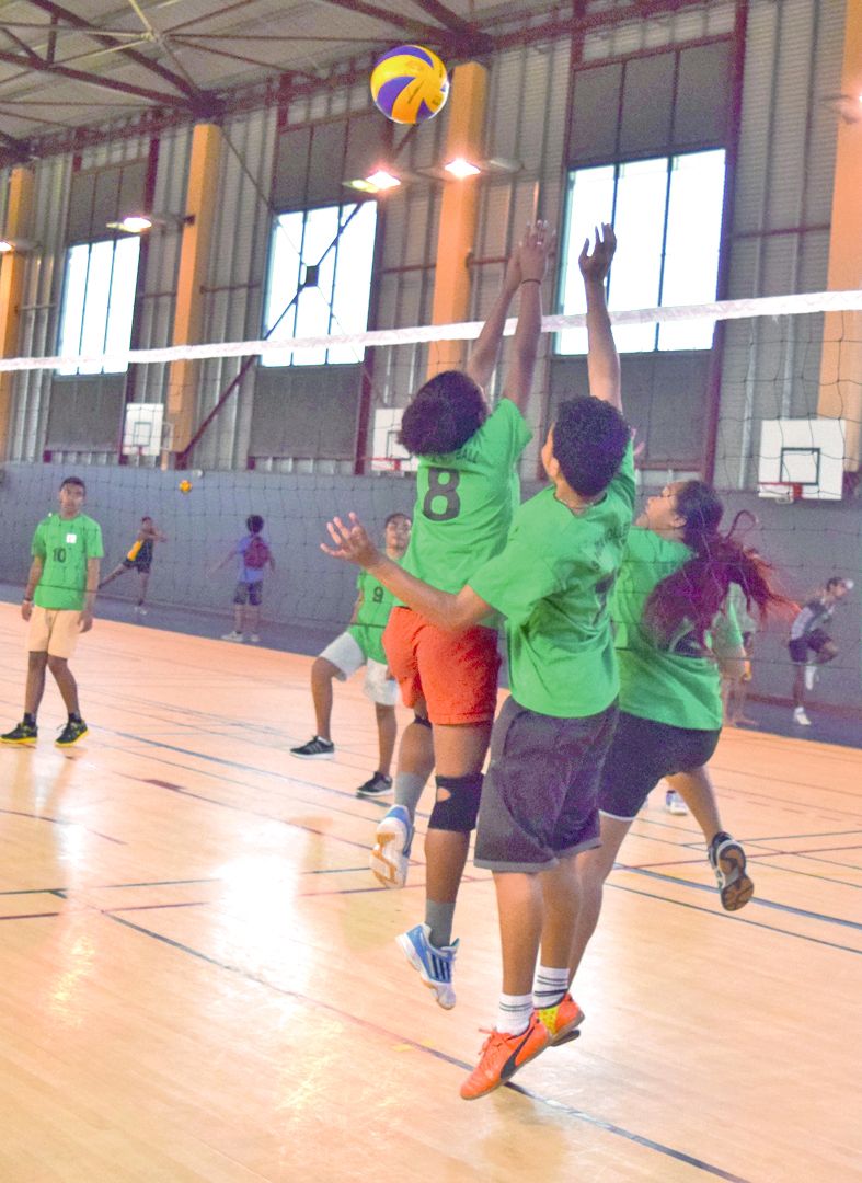 De nombreux tournois de volley sont organisés dans le gymnase. 