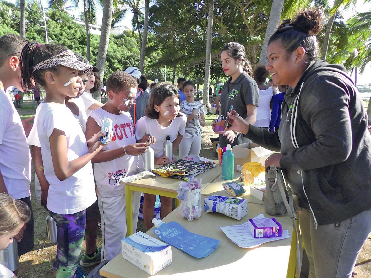 Anaïs (à droite) et Constance, deux étudiantes en BTS métiers des services et environnement du lycée du Mont-Dore, ont captivé l’attention des jeunes avec leur stand de sensibilisation à la réduction et à la valorisation des déchets et au recyclage.