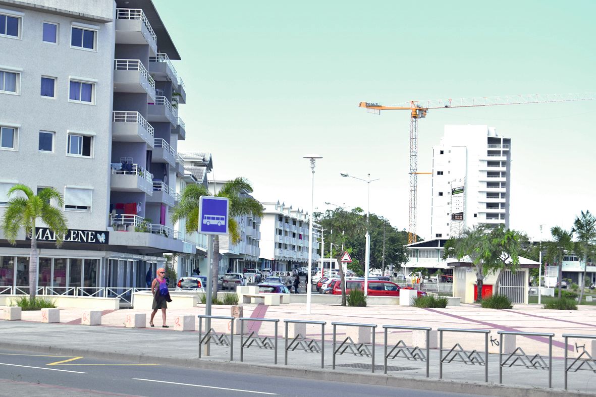 Commerces et services alternent au pied des logements, dans le centre-ville de Boulari.