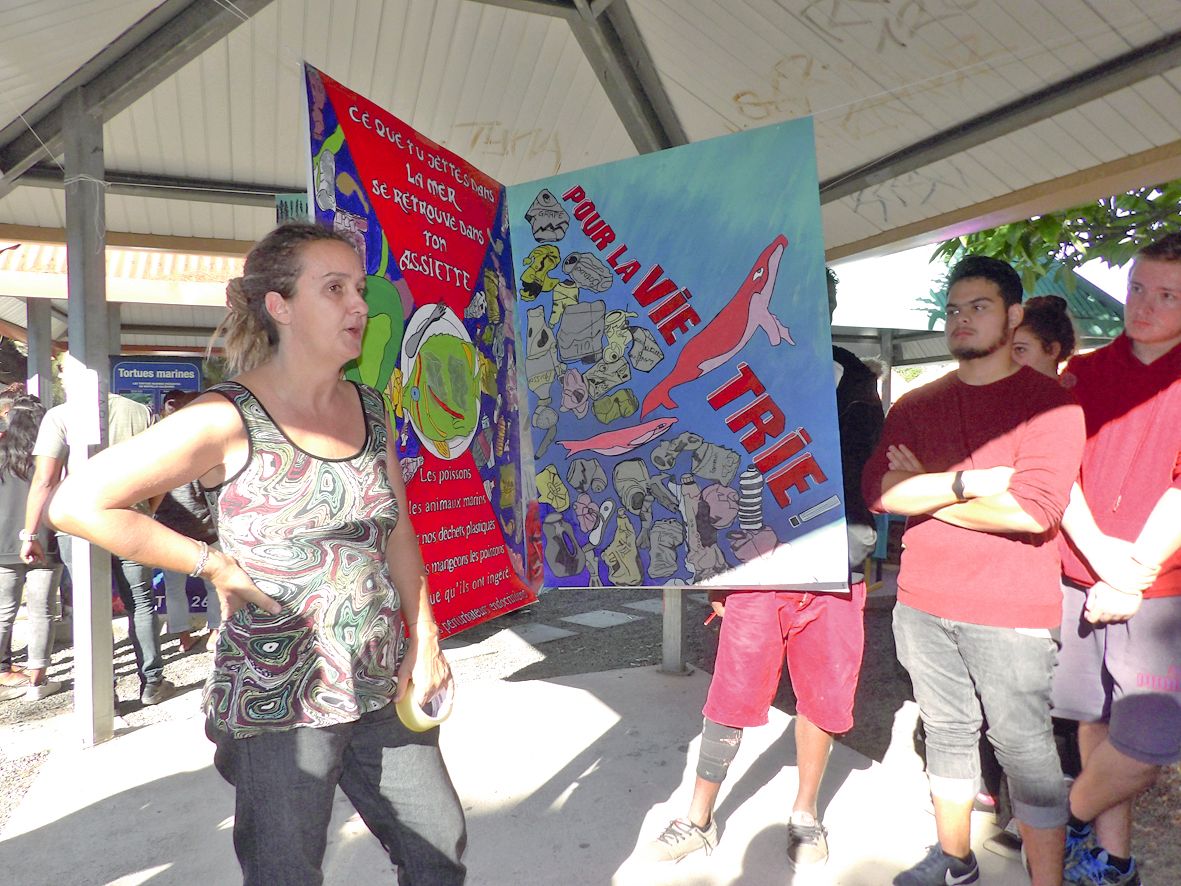 Le lycée avait aussi son stand de sensibilisation sur le danger que représentent les déchets, comme le plastique et les mégots, avec des dessins grand format réalisés en cours d’arts appliqués par les lycéens des classes de bac pro restauration et CAP ven