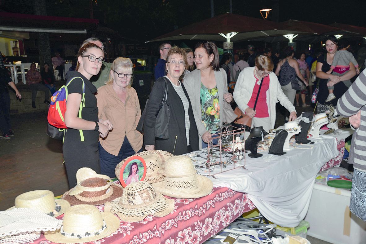 Chapeaux tressés, colliers de coquillages, sculptures, ukulélé, paréos ou encore bijoux en nacre et en perles, les visiteurs ont pu apprécier l’artisanat polynésien, hier. L’objectif de la Ville,  à travers cette soirée ? Montrer les liens qui unissent le