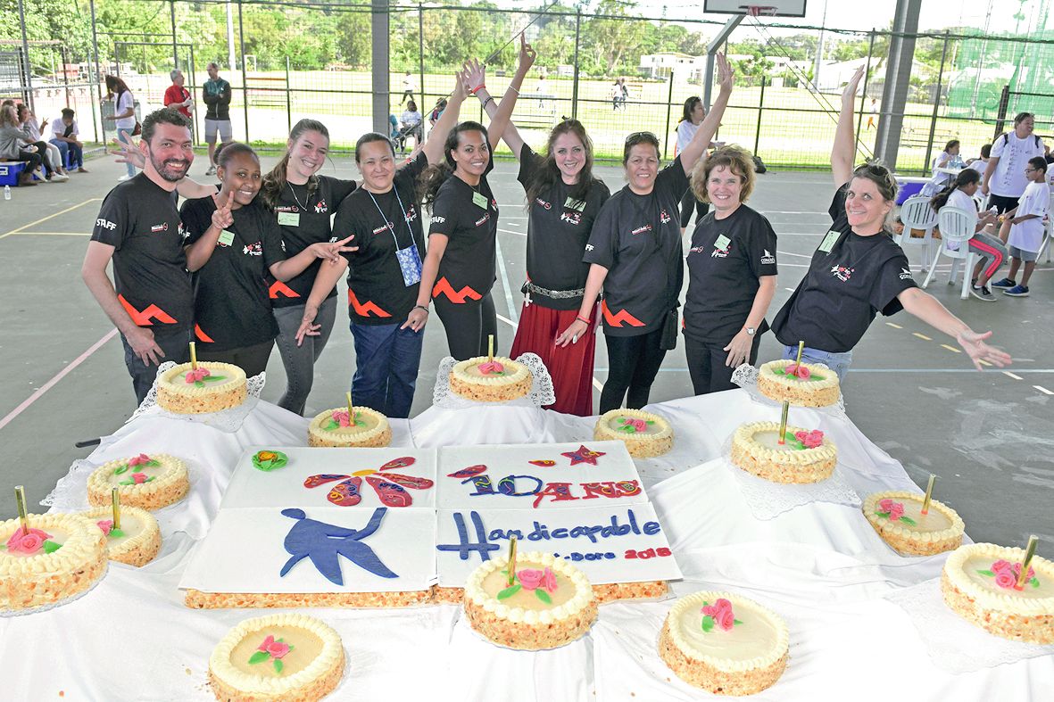 Après un retour vers la halle en petit train, les participants et le Centre communal d’action sociale du Mont-Dore, organisateur de l’événement, ont soufflé les bougies des gâteaux réalisés par les jeunes du Lycée Saint-Jean-XXIII (Païta).