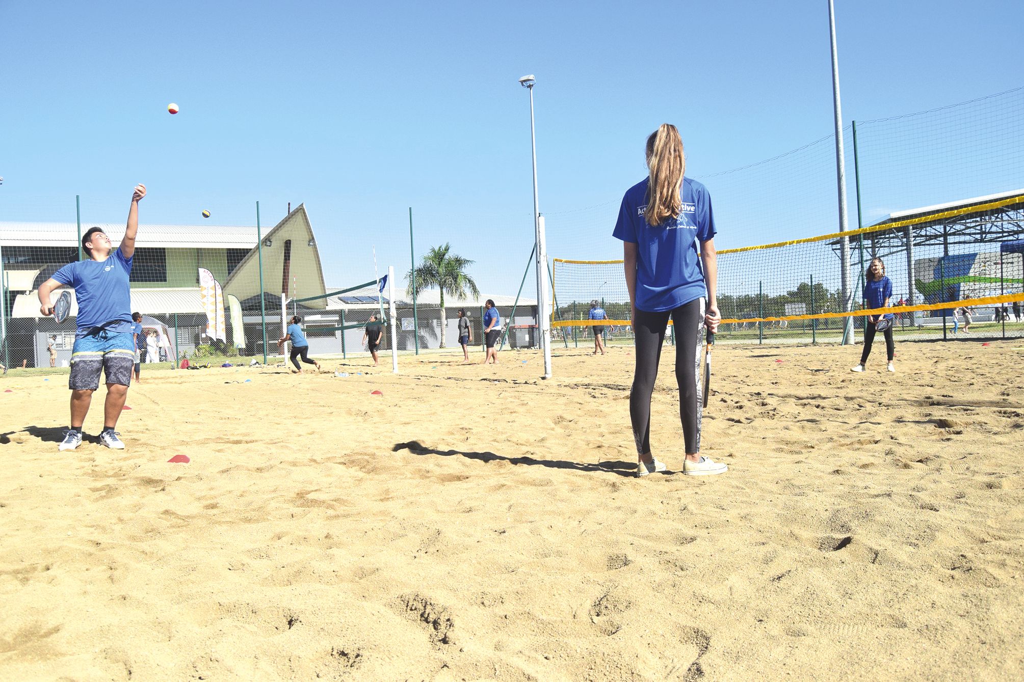 Le tennis club d’Auteuil tenait un atelier de beach tennis. Inès, Fabien, Marie et Norah ont montré l’exemple. Le club fêtera la fin des chantiers de remise en état de ses terrains samedi 9 juin lors d’une grande journée festive.