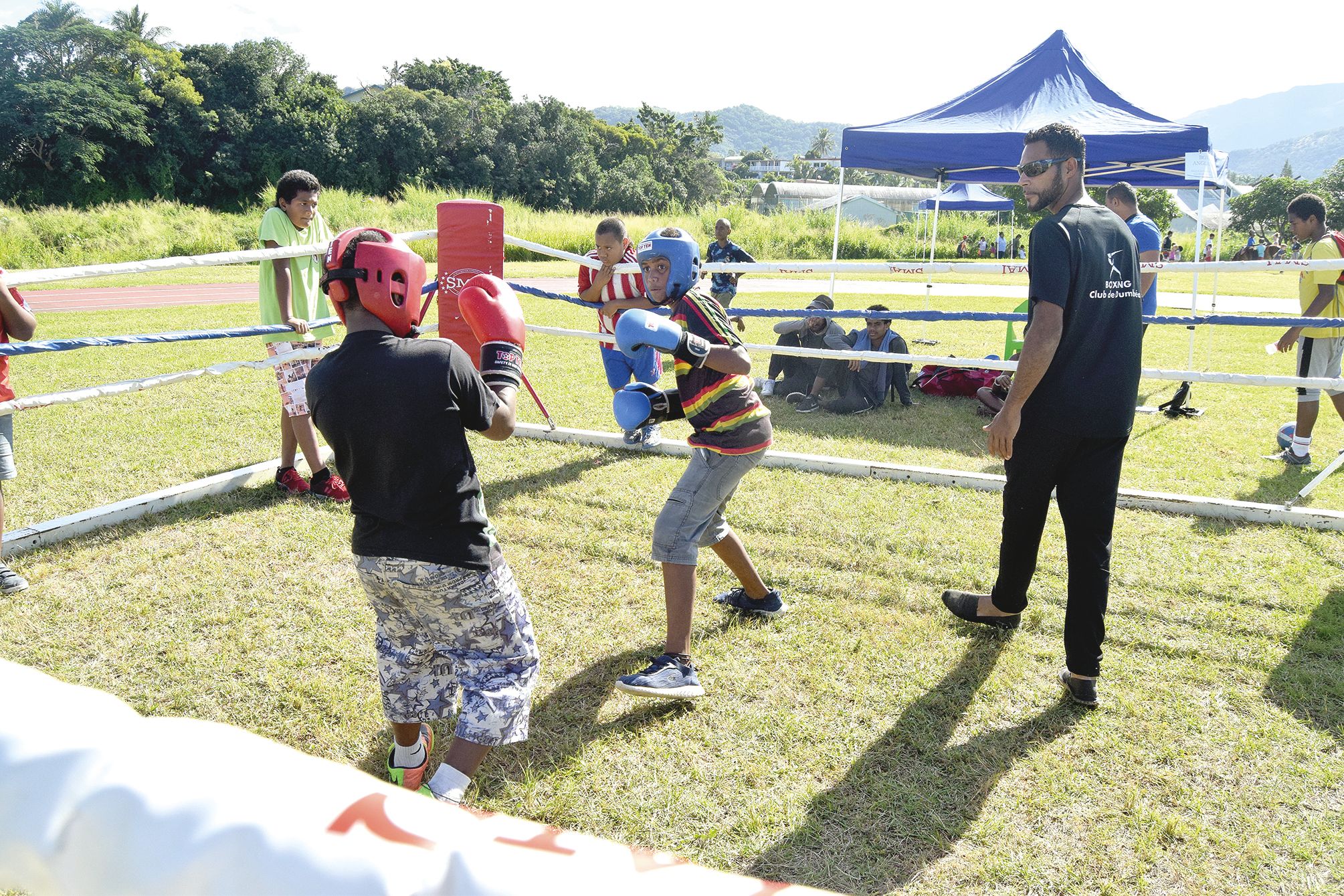 Alexis et Patrick ont testé la boxe sur le ring mobile du Boxe club de Dumbéa. Le club propose de la boxe éducative dès 8 ans, mais également de l’aéroboxe, une forme sans touche et sans coups de pied.